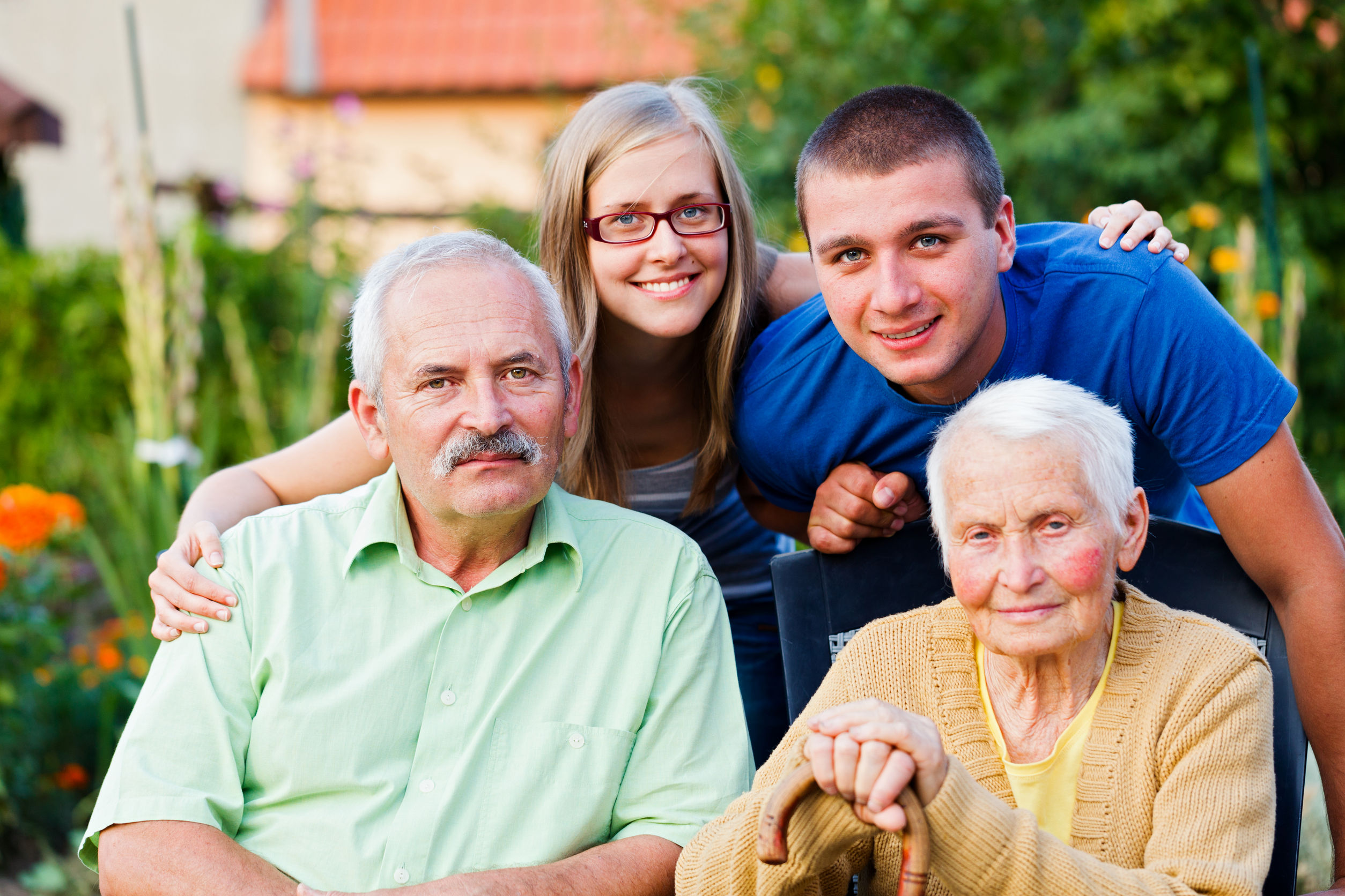 Навестите дедушку. Три поколения людей фото. Элдер семья. Взрослый Возраст. Visiting Senior Citizens.
